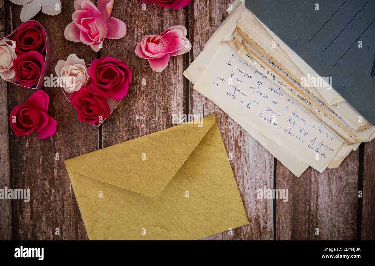 Valentinstag Hintergrund mit geschlossenen Umschlag und ein Ordner voll  Romantischer Briefe Stockfotografie - Alamy
