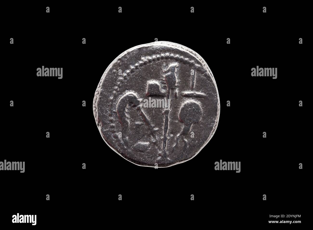 Silber römischen Denar Münze Replik des römischen Kaisers Julius Caesar feiert seine Eroberung von Gallien Rückseite zeigt Opfergerät isoliert auf Stockfoto