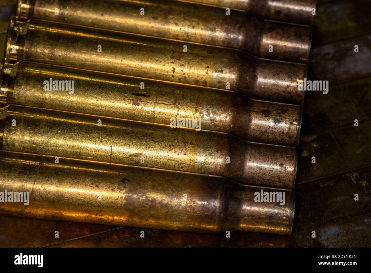 Nahaufnahme von mehreren BMG-Kupfer-Leergehäuse des Kalibers 50 Gehäuse auf grunge Hintergrund Stockfoto