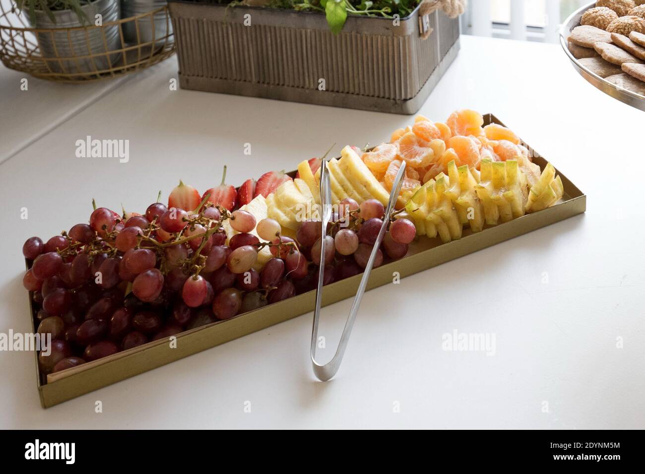 Frisch geschnittenes und geschnittenes Obst als Gesundheitsdessert Ein Bankett Stockfoto