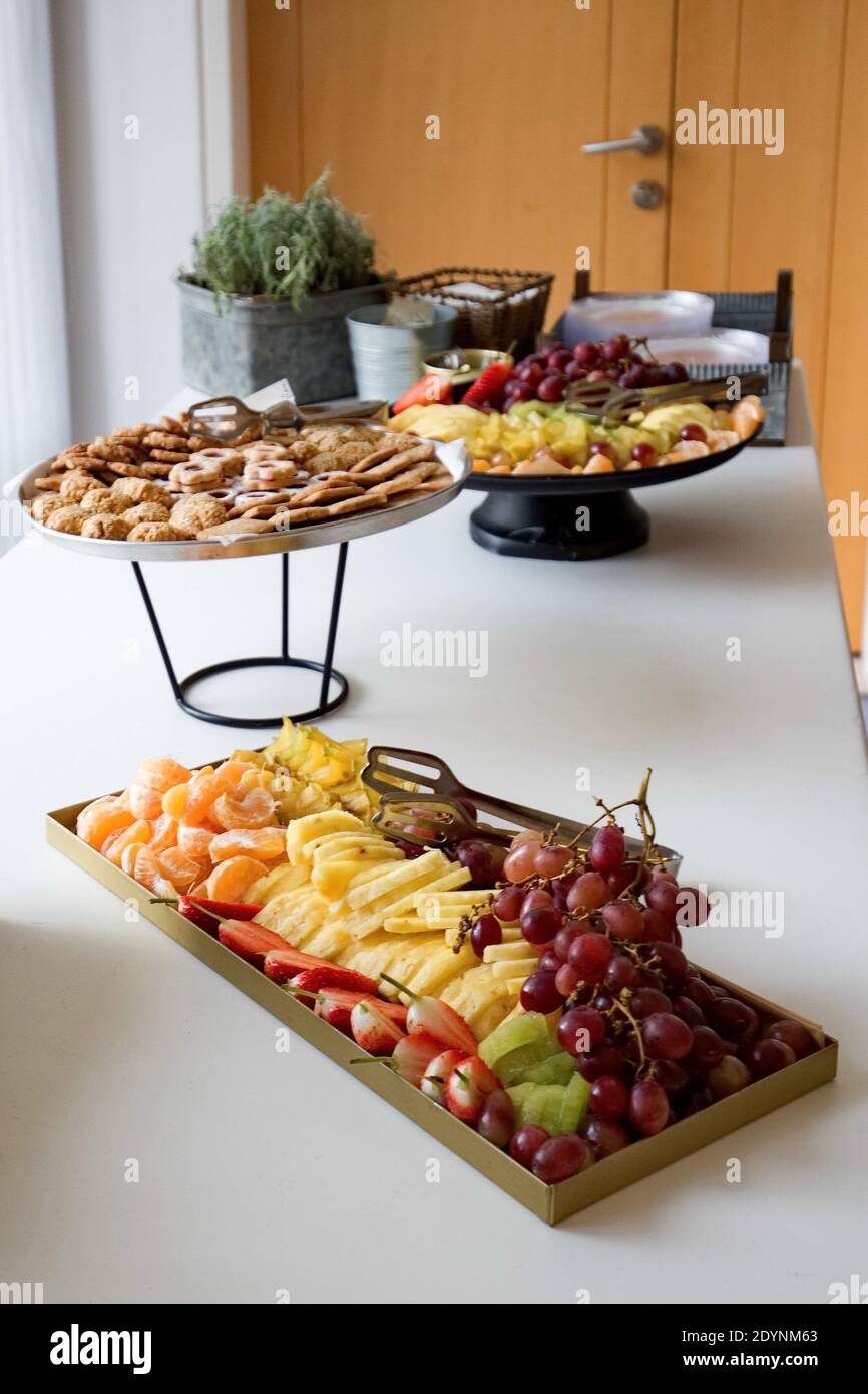 Frisch geschnittenes und geschnittenes Obst als Gesundheitsdessert Ein Bankett Stockfoto