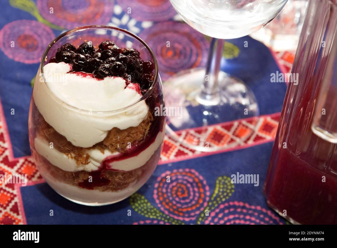 Schokoladenmousse auf Buffettisch Stockfoto