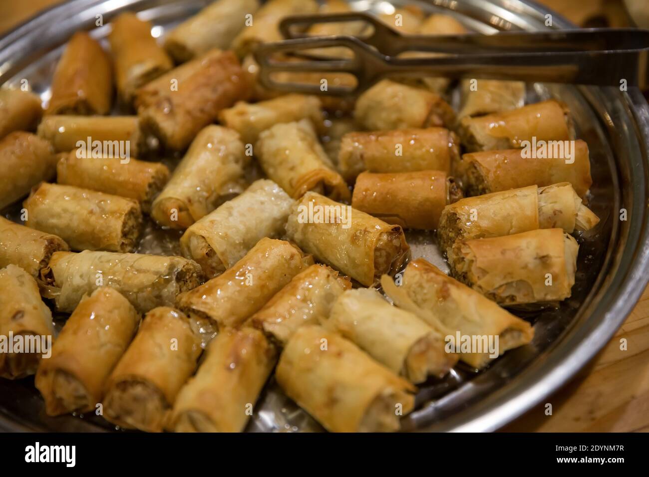 Süßes Gebäck aus dem Nahen Osten Baklava auf einem Buffettisch Stockfoto
