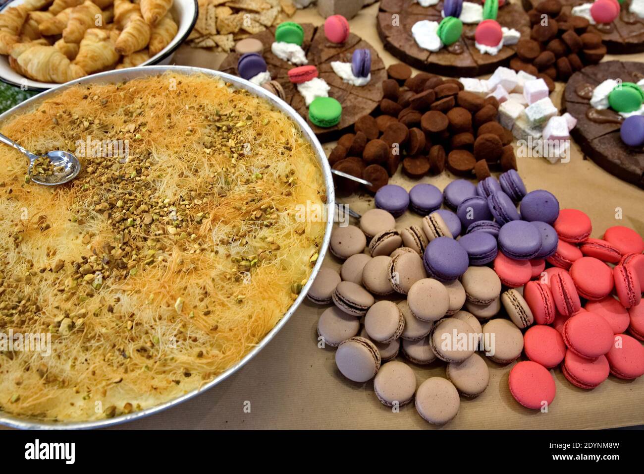 Süßes Gebäck aus dem Nahen Osten Baklava auf einem Buffettisch Stockfoto