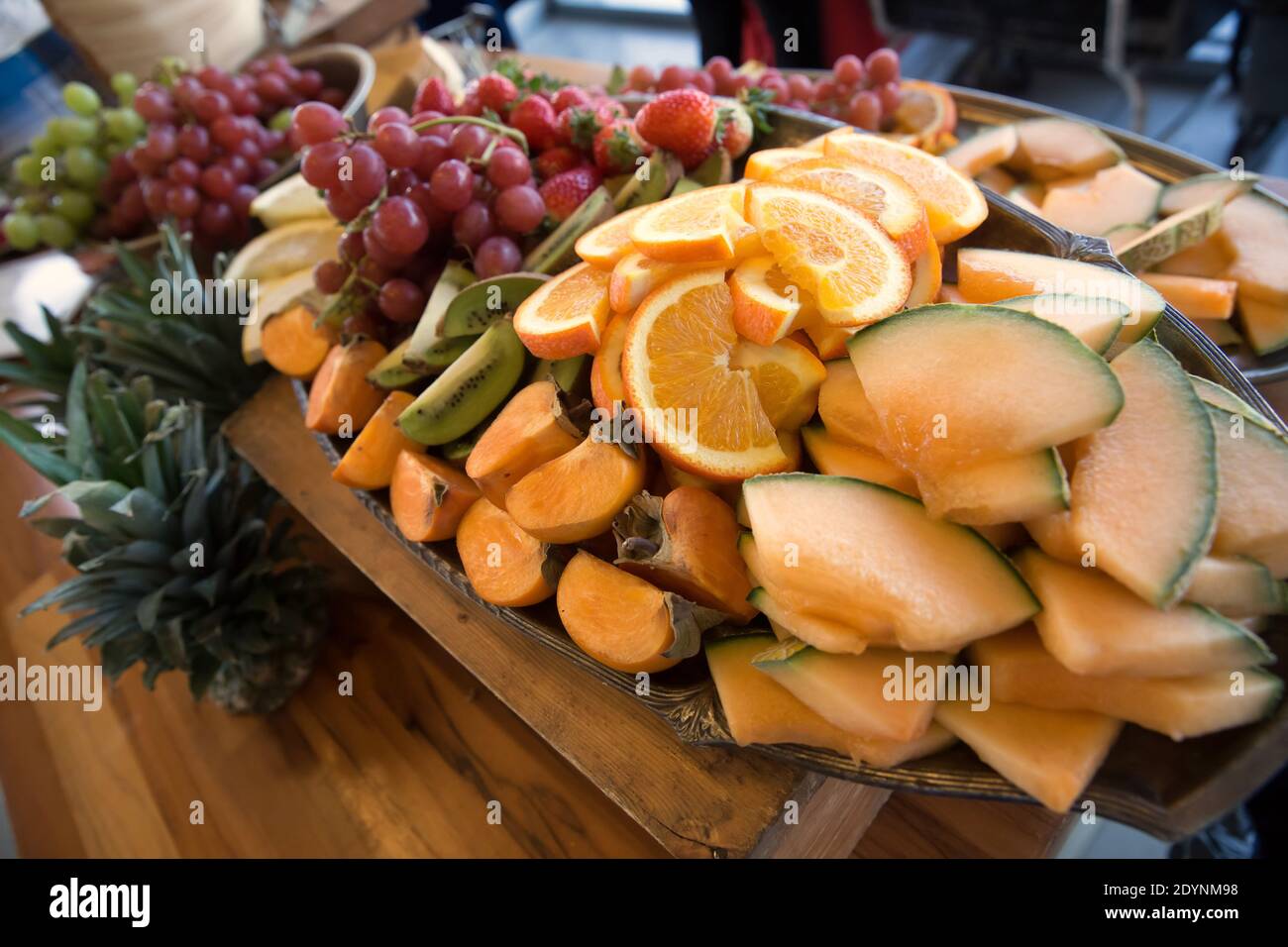 Frisch geschnittenes und geschnittenes Obst als Gesundheitsdessert Ein Bankett Stockfoto