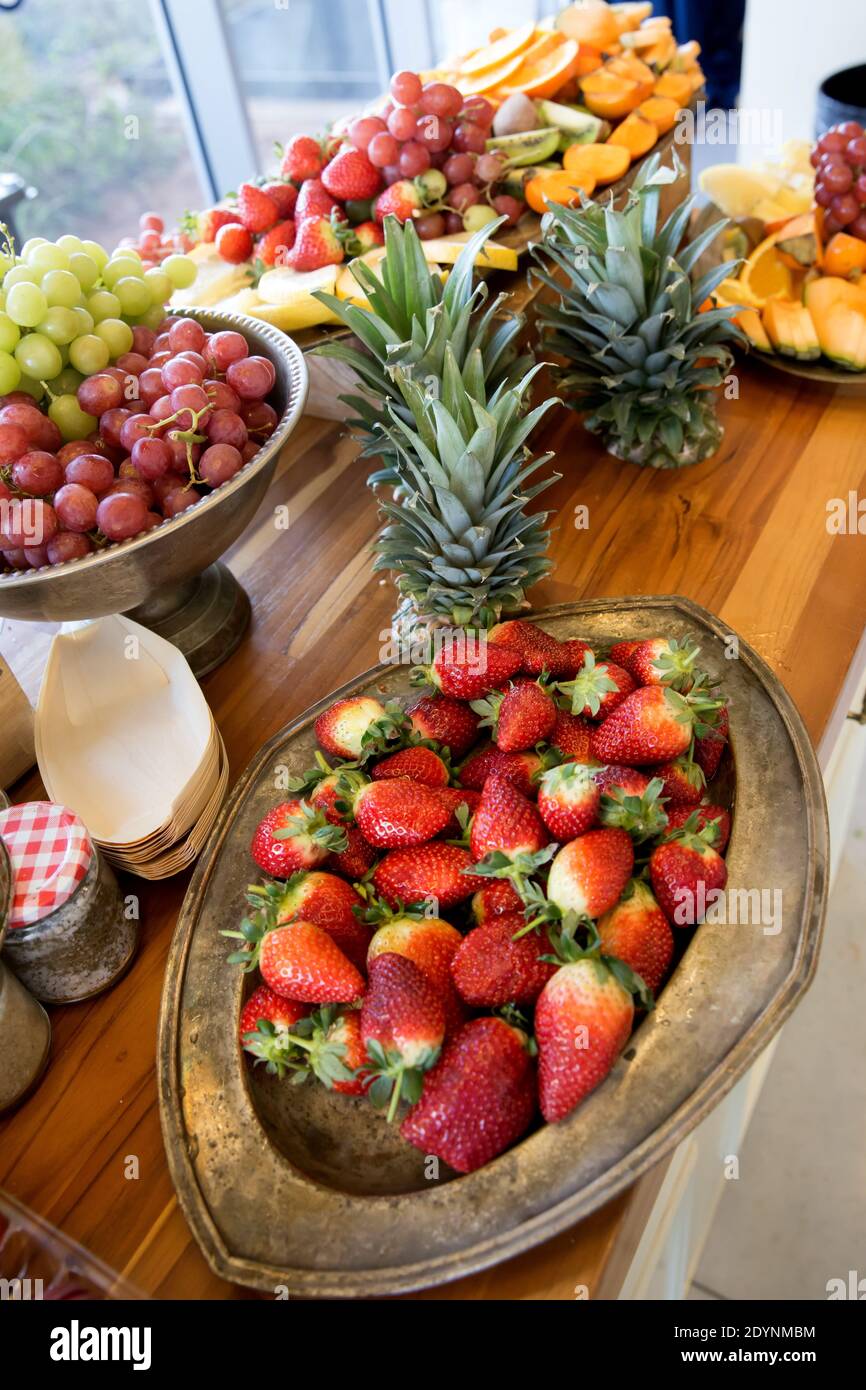 Frisch geschnittenes und geschnittenes Obst als Gesundheitsdessert Ein Bankett Stockfoto