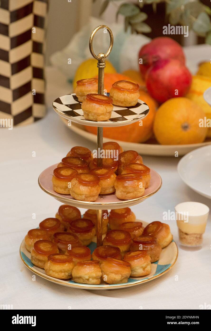 Verschiedene Finger Food Desserts auf einem Buffet-Tisch zu sehen Bei einer Cocktailveranstaltung Stockfoto