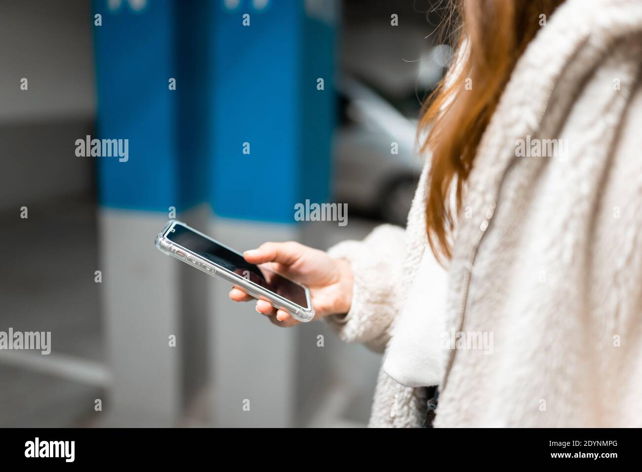 Frau Hand mit Handy in Hand in U-Bahn-Auto Parken Stockfoto