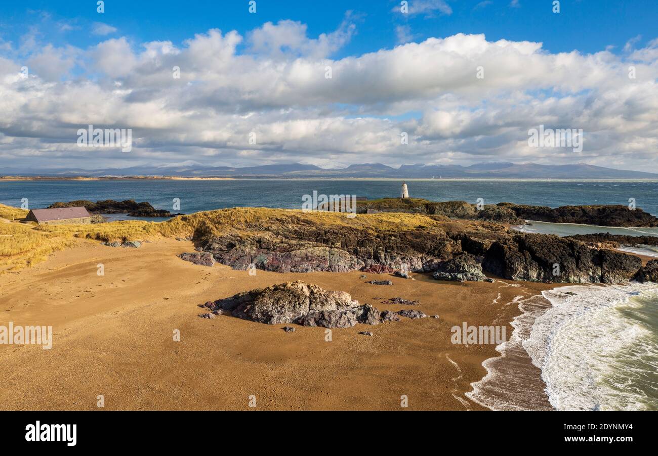 Ein Blick auf Twr Bach und die Snowdonia Berge über Porth Twr Mawr auf Llanddwyn Island, Anglesey Stockfoto