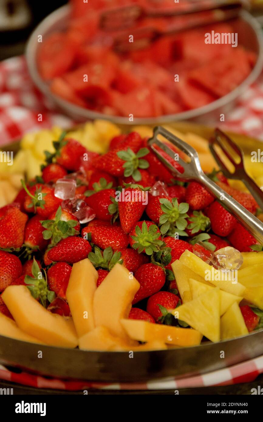 Frisch geschnittenes und geschnittenes Obst als Gesundheitsdessert Ein Bankett Stockfoto