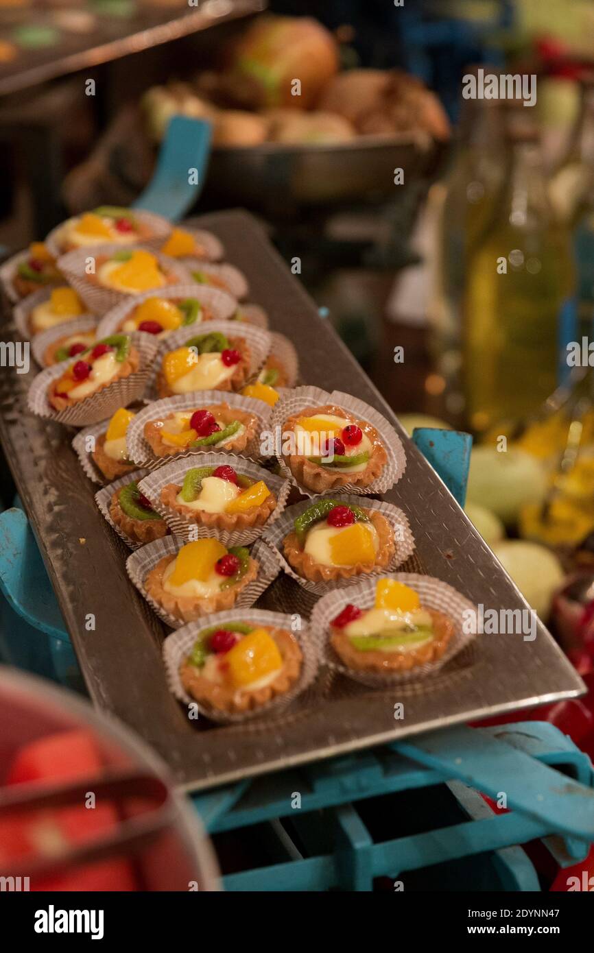 Ein Dessertteller mit süßen Sahne-Tarteletten (Kleine Törtchen mit verschiedenen süßen Füllungen) Stockfoto