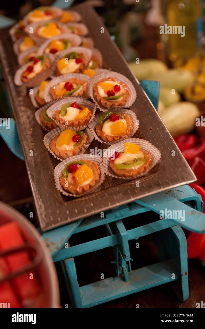 Ein Dessertteller mit süßen Sahne-Tarteletten (Kleine Törtchen mit verschiedenen süßen Füllungen) Stockfoto