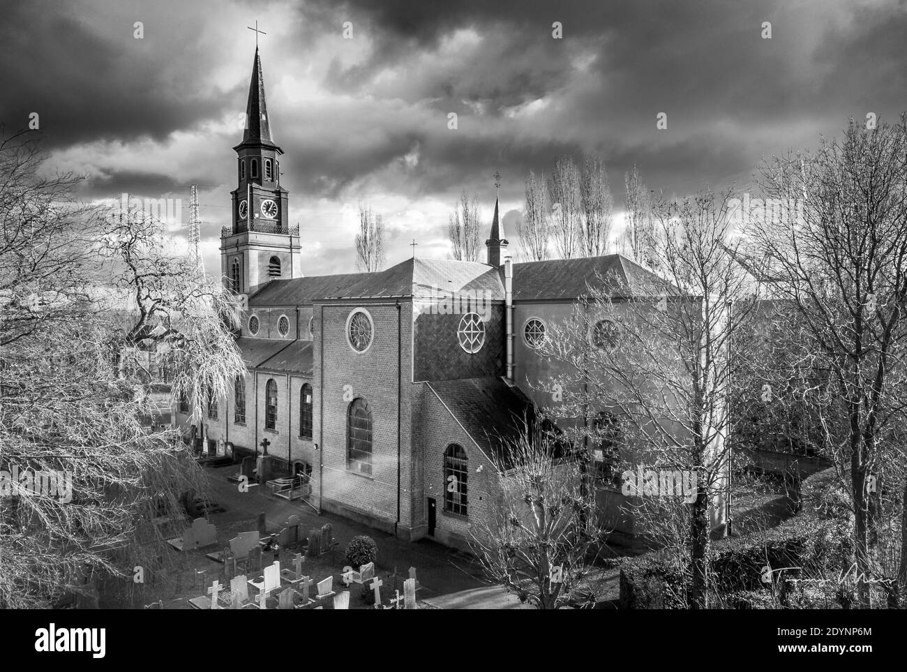 Dramatisches Schwarz-Weiß-Bild der Kirche in der verlassenen Geisterstadt Doel, Belgien Stockfoto