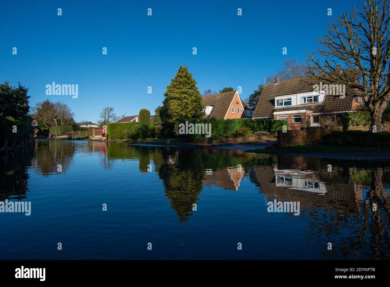 Überschwemmungen in Great Barford in Bedfordshire, nachdem Bewohner in der Nähe des Flusses Great Ouse im Norden von Bedfordshire aufgrund von Hochwasserbefürchtungen "dringend" aufgefordert wurden, nach einer alternativen Unterkunft zu suchen. Stockfoto