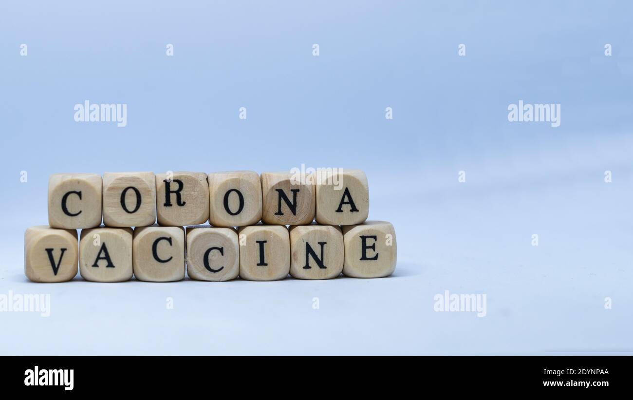 Corona-Impfstoff-Schriftzug auf Holzwürfeln Stockfoto