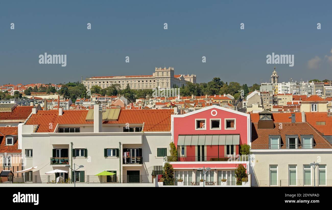 Apartmentgebäude und Ajuda Nationalpalast auf den Hügeln von Lissabon, Portugal Stockfoto