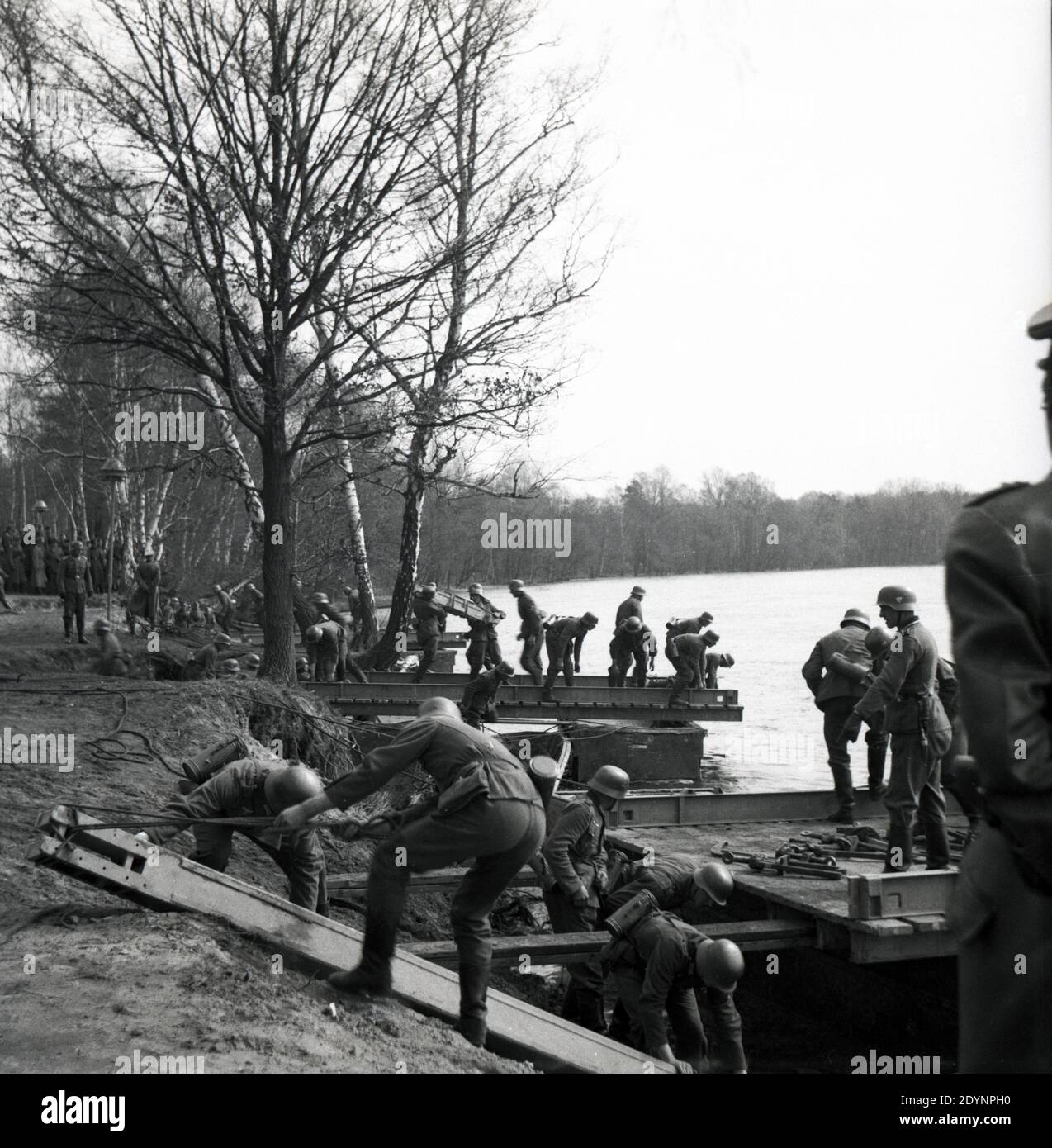 Wehrmacht Heer Ausbildung der Brückenpioniere / Brückenbau - Deutsche Armee Ausbildung Der Pioniere Der Brücke Stockfoto