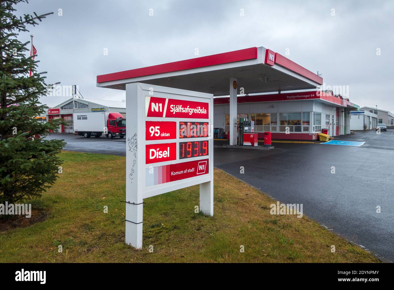 Benzinpreise bei der N1-Tankstelle Zentrum In Hafnarfjordur Island Oktober 2017 Stockfoto