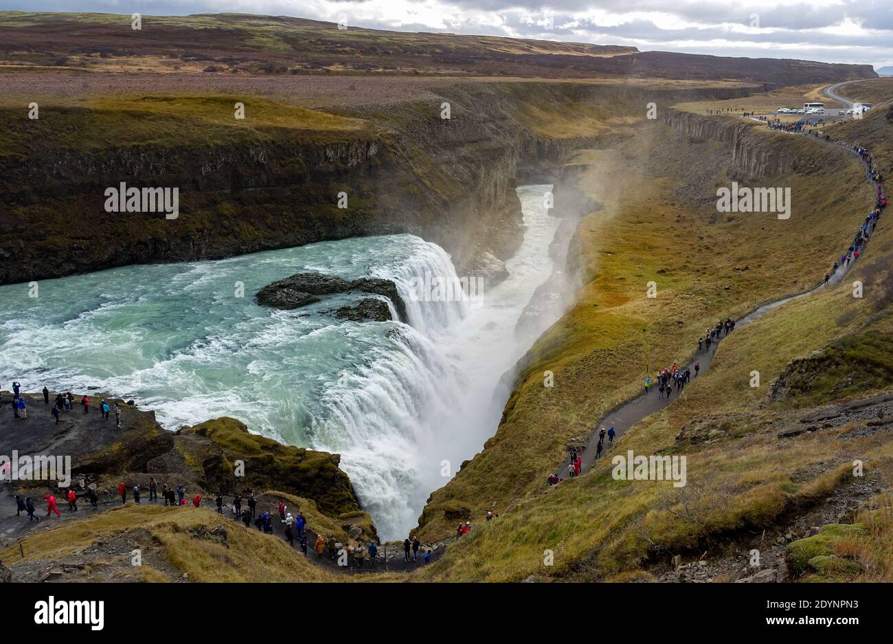 Der Riesige Gullfoss Wasserfall In Island Ist Teil Der Beliebte Touristische Golden Circle Tour Stockfoto