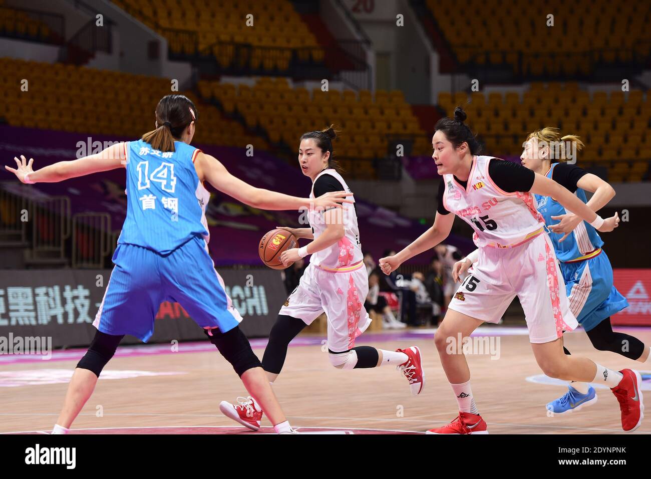 (201227) -- BENGBU, 27. Dezember 2020 (Xinhua) -- Chen Xiaojia (2. L) von Jiangsu-Team dribbelt während des Viertelfinalmatches zwischen Jiangsu-Team und Peking-Team bei der Saison 2020-2021 Women's Chinese Basketball Association (WCBA) Liga in Bengbu in der ostchinesischen Provinz Anhui, 27. Dezember 2020. (Xinhua/Huang Bohan) Stockfoto