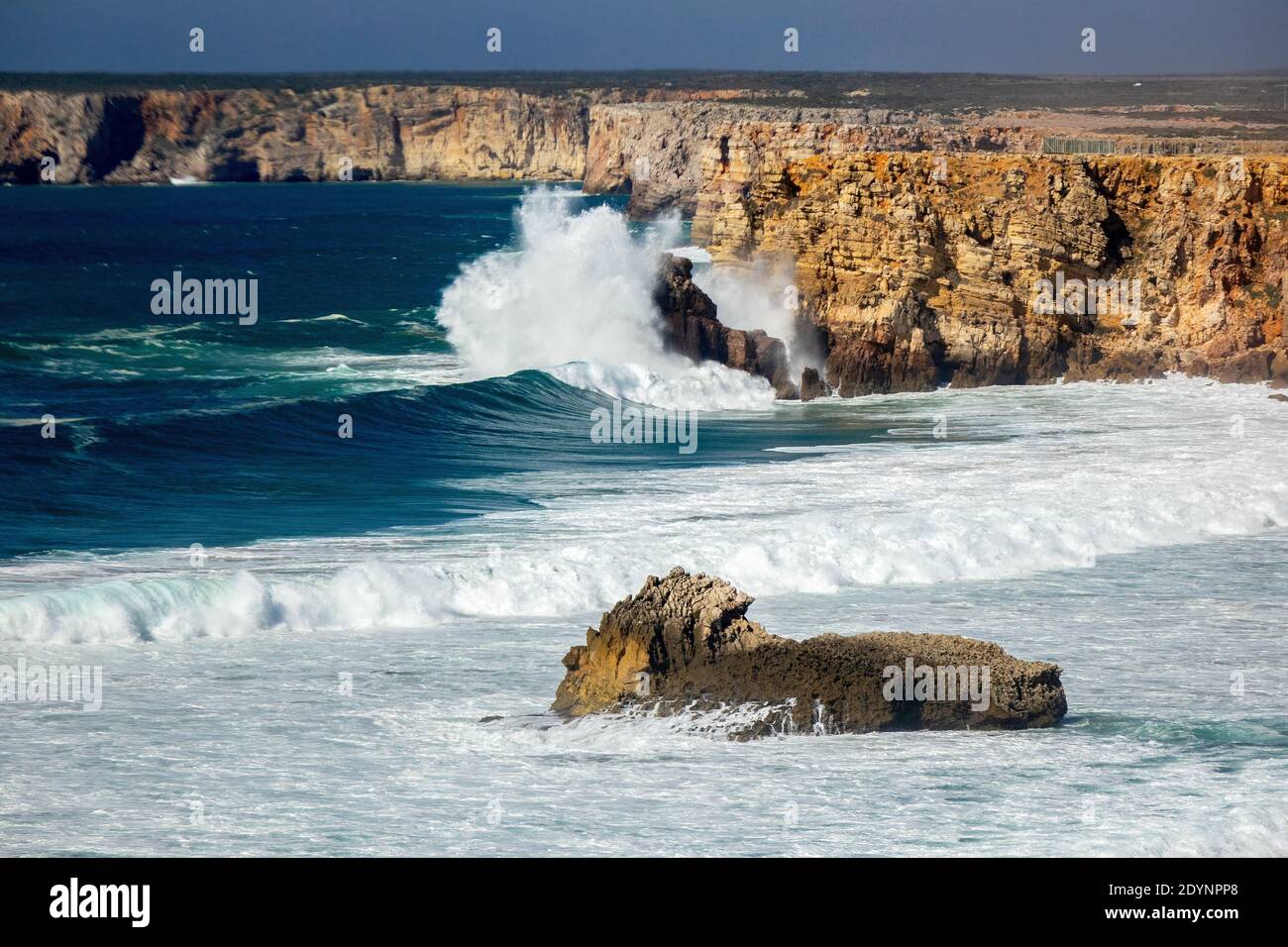 Atlantik Stürzt In Die Klippen Bei Sagres An Der Algarve Portugal Stockfoto