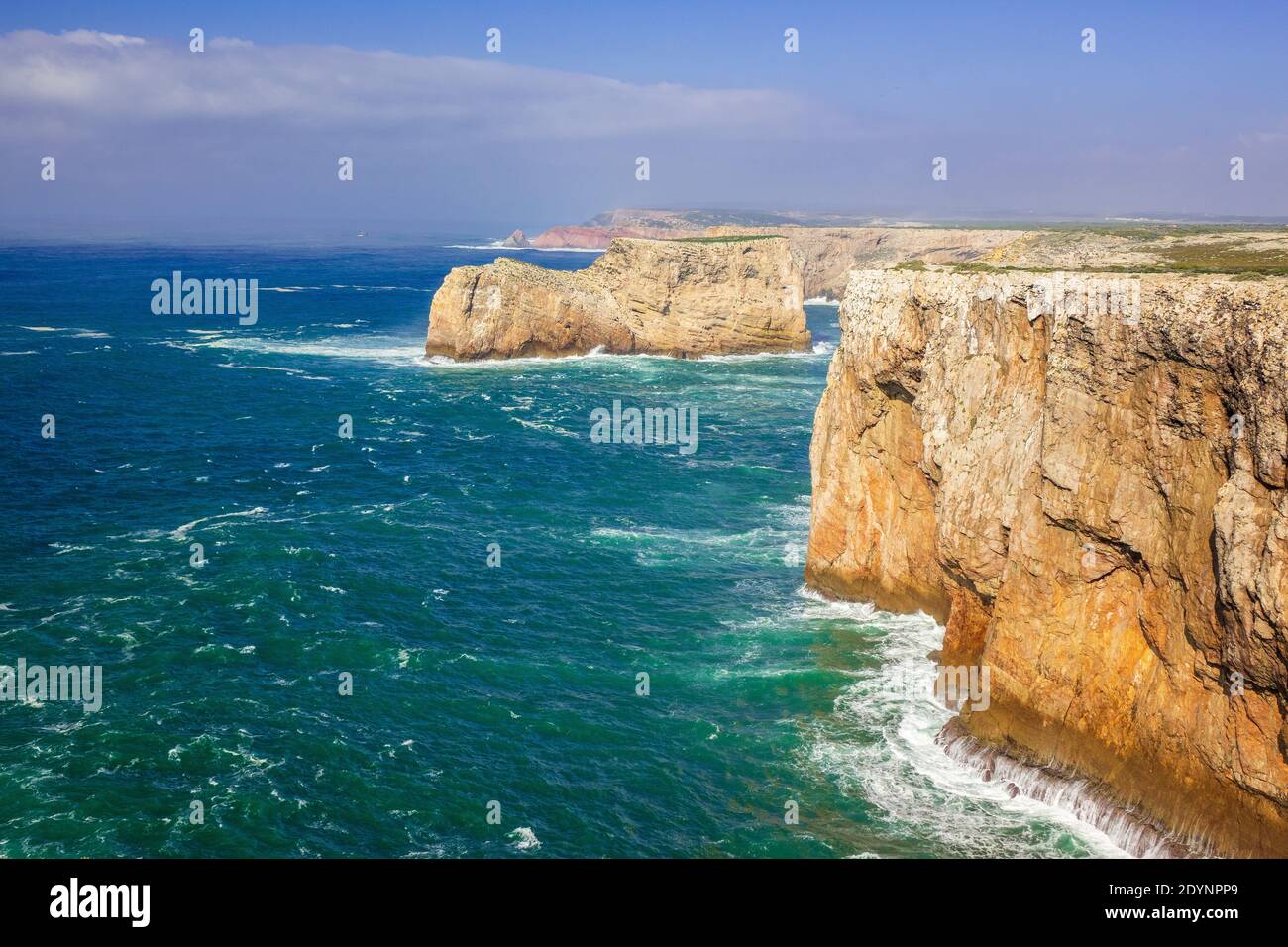 Riesige Klippen Am Cape St Vincent Wellen Aus Dem Atlantik Ozean Die Algarve Portugal Auch Als Land End In Bekannt Portugal Stockfoto