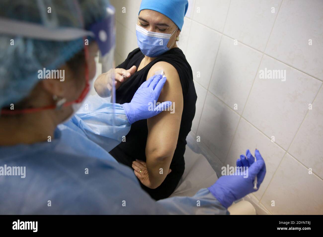 BUKAREST, RUMÄNIEN - 27. Dezember 2020: Ein Mitglied des medizinischen Personals erhält den kovidierten Impfstoff am ersten Tag der europäischen Impfkampagne. Stockfoto