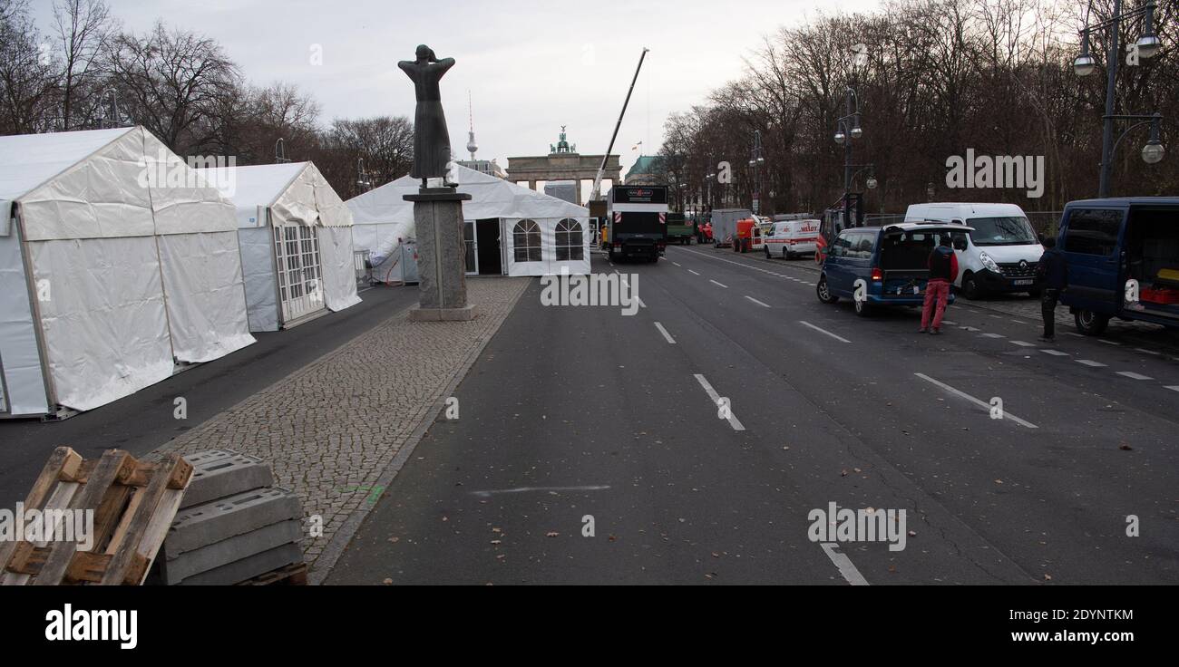 Berlin, Deutschland. Dezember 2020. Zelte stehen auf der Straße des 17. Dort haben die Bauarbeiten für die digitale Silvesterparty 'Welcome Berlin 2021' begonnen. Quelle: Paul Zinken/dpa/Alamy Live News Stockfoto