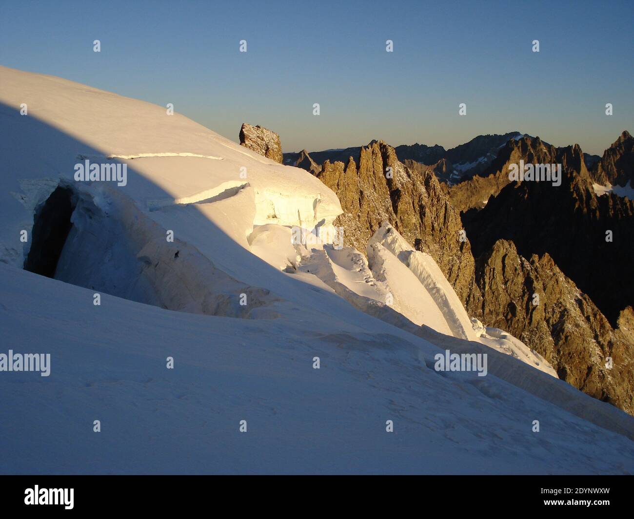 Sulight bei Sonnenaufgang auf Gletscherspalte / Serac. Barre des Écrins in den Dauphiné Alpen. Südwestalpen. Frankreich. Europa. Stockfoto
