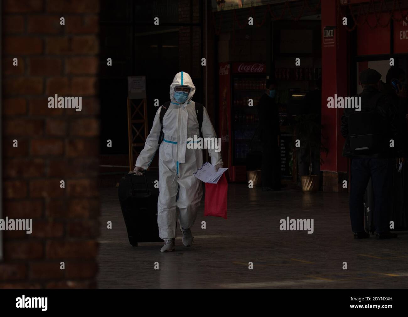 Kathmandu, NE, Nepal. Dezember 2020. Ein Tourist spaziert am 27. Dezember 2020 in Kathmandu, Nepal, durch den internationalen Flughafen Tribhuvan mit einer persönlichen Schutzausrüstung (PSA). Quelle: Aryan Dhimal/ZUMA Wire/Alamy Live News Stockfoto