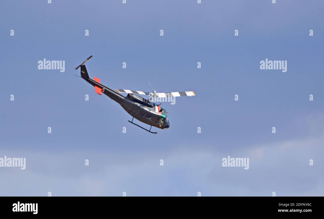 Classic Huey - Bell UH - 1H Iroquois Hubschrauber im Flug. Stockfoto