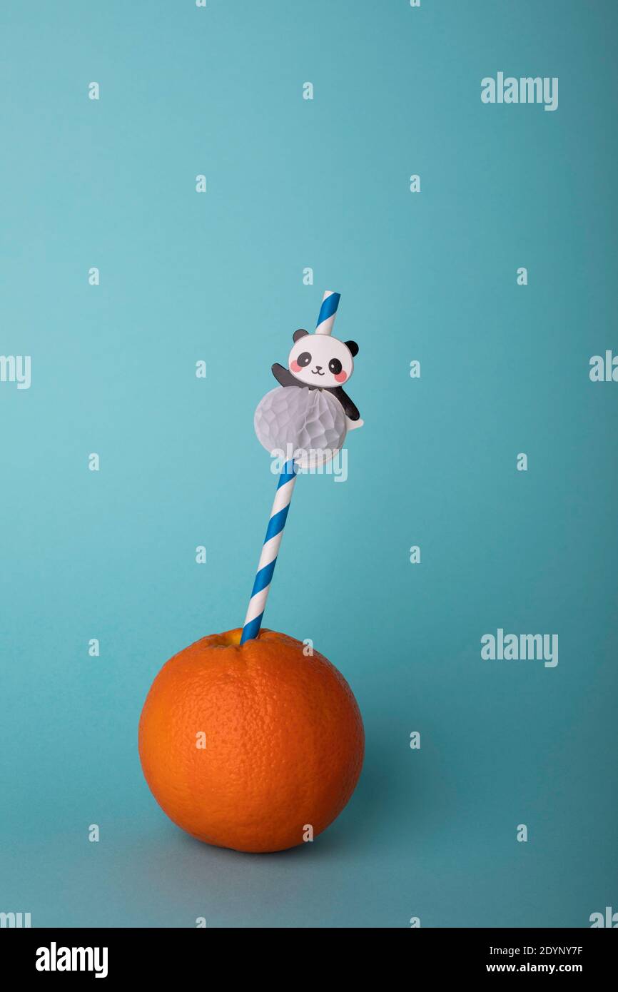 Orange mit lustigen Panda Stroh Stockfoto
