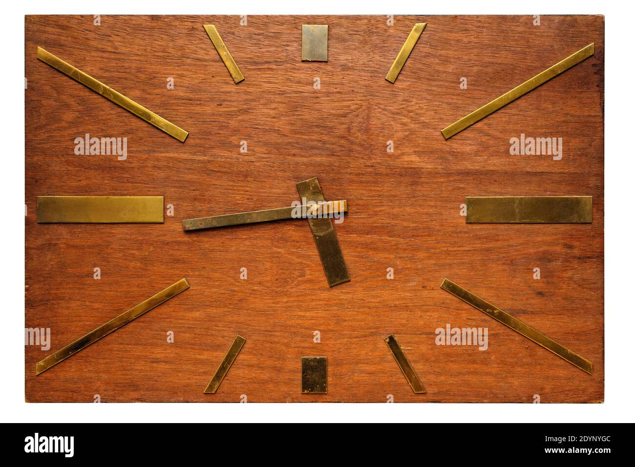 Sehr alte rechteckige Wanduhr aus Holz im Retro-Stil, isoliert auf weißem Hintergrund Stockfoto