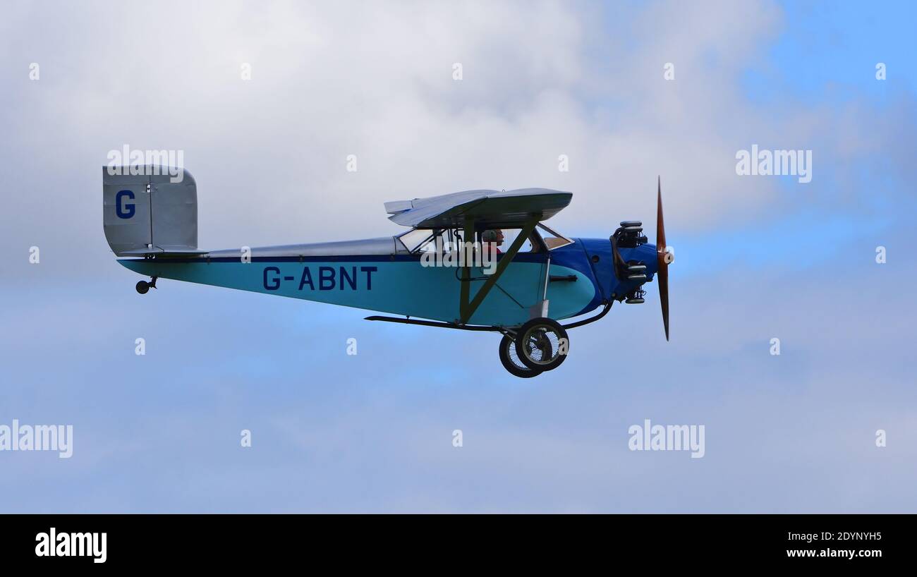 Jahrgang 1931 Civilian Coupe 02 G-ABNT Flugzeug im Flug mit blauem Himmel und Wolken. Stockfoto