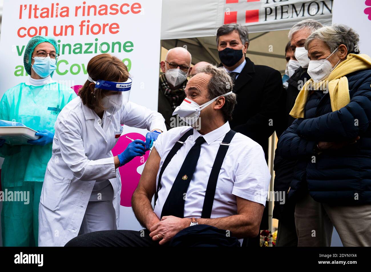 TURIN, ITALIEN - 27. Dezember 2020: Giovanni Di Perri, italienischer Spezialist und Direktor der Abteilung für Infektionskrankheiten des Krankenhauses Amedeo di Savoia, wird für das Covid-19 geimpft. Di Perri ist die erste Person, die in Piemont geimpft wird. Die Europäische Arzneimittel-Agentur hat den Impfstoff Pfizer-BioNTech covid-19 genehmigt und damit allen EU-Ländern den Weg für einen Europäischen Impftag am 27. Dezember bereitet. (Foto von Nicolò Campo/Sipa USA) Stockfoto