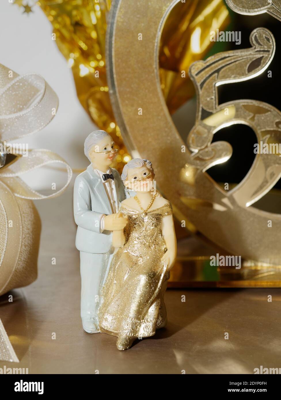 Ältere Paar Statue goldene Hochzeit Stockfoto