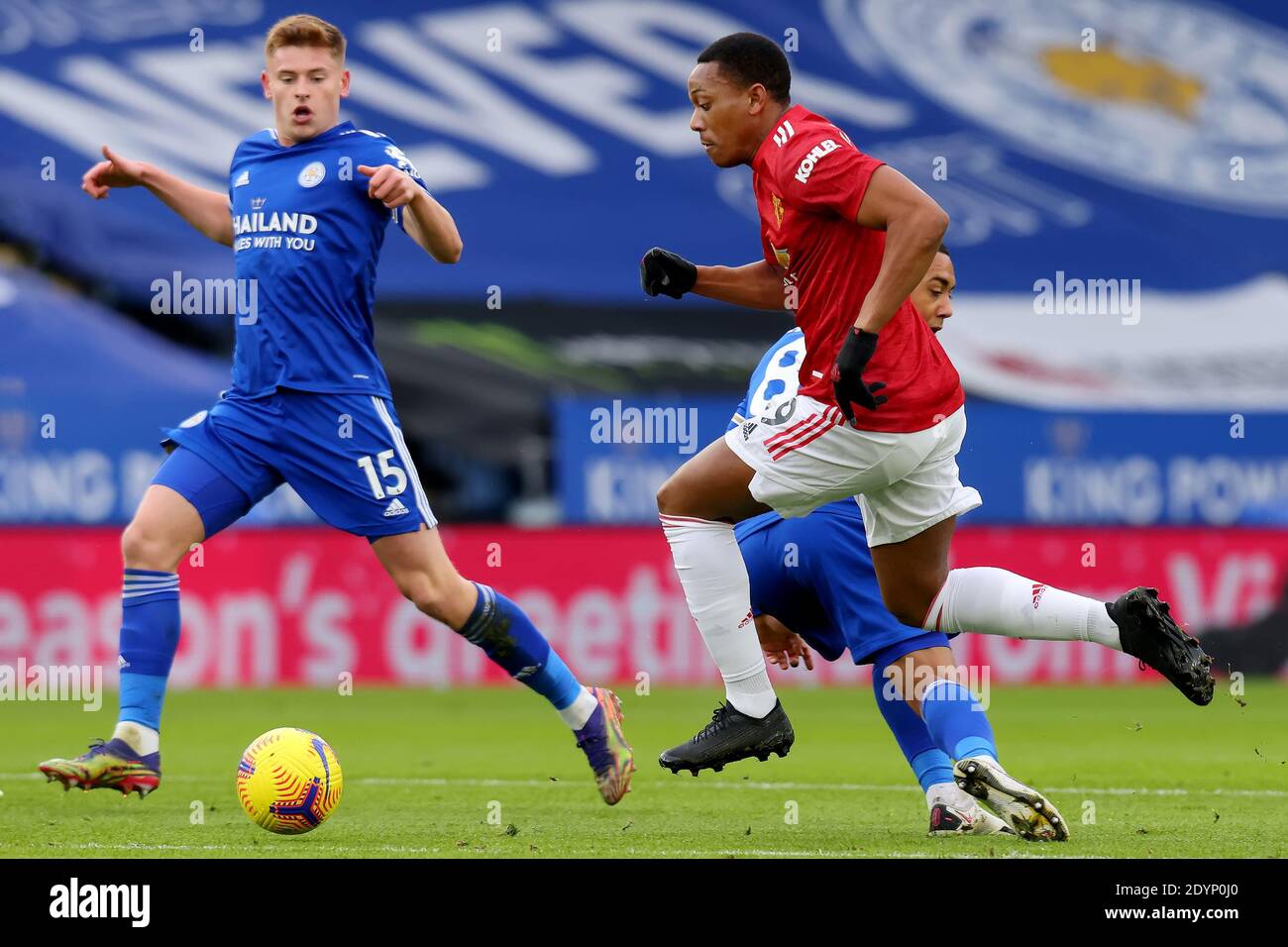 Anthony Martial von Manchester United in Aktion mit Harvey Barnes (L) und Youri Tielemans (R) von Leicester City - Leicester City / Manchester United, Premier League, King Power Stadium, Leicester, UK - 26. Dezember 2020 nur redaktionelle Verwendung - es gelten DataCo-Einschränkungen Stockfoto