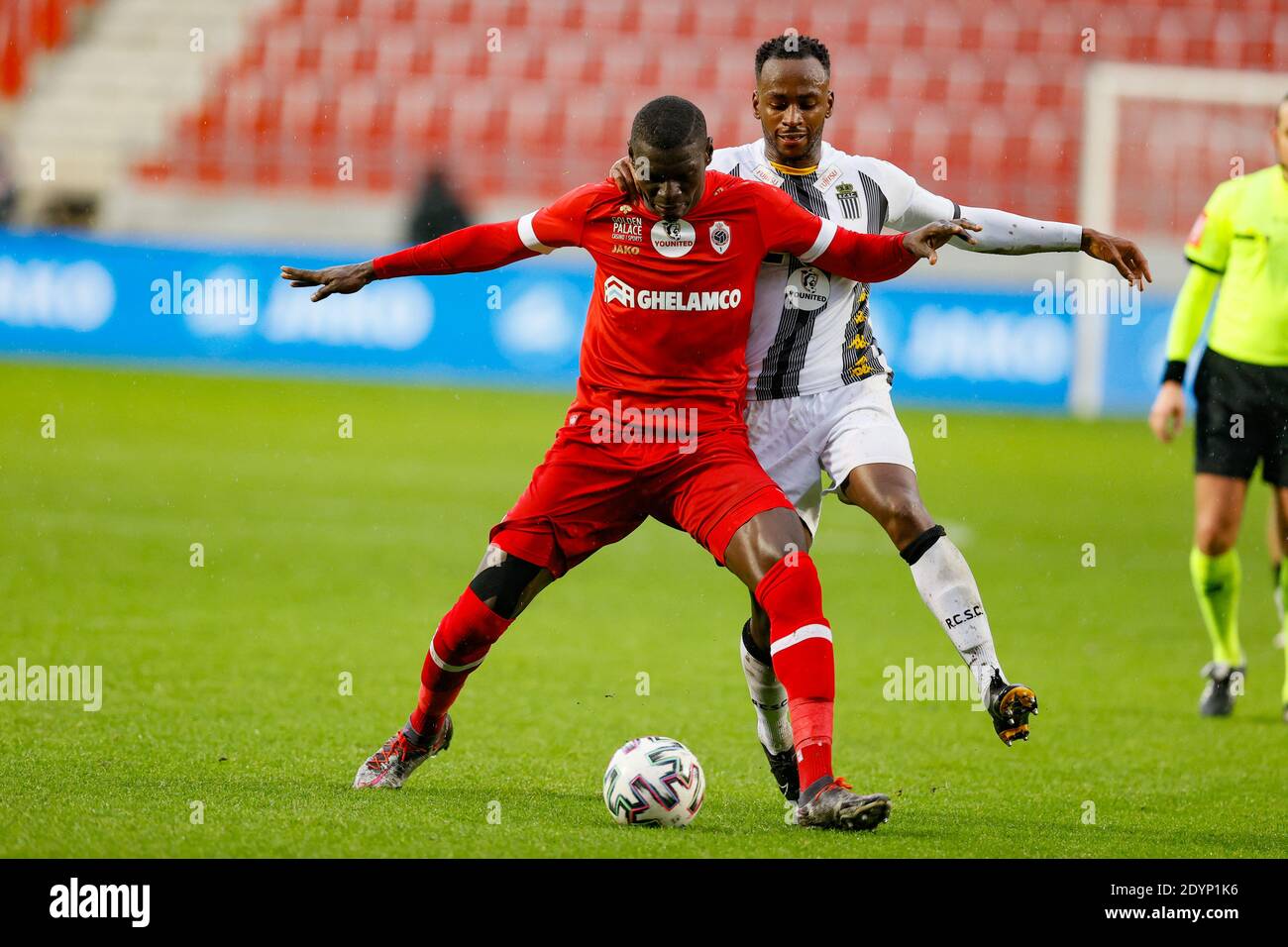 Der Antwerpener Abdoulaye Seck und der Antwerpener SaidoBerahino von Charleroi kämpfen bei einem Fußballspiel zwischen dem Royal Antwerp FC und Sporting Charleroi, Sund, um den Ball Stockfoto