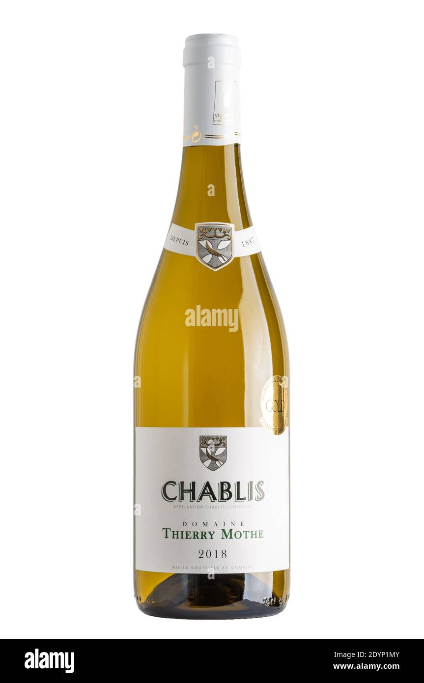 Flasche weißen Chablis Wein isoliert auf weiß, Thierry Mothe Domain, Jahrgang 2018. Gilbert et Gaillard International Challenge 2019 Goldmedaille. Stockfoto