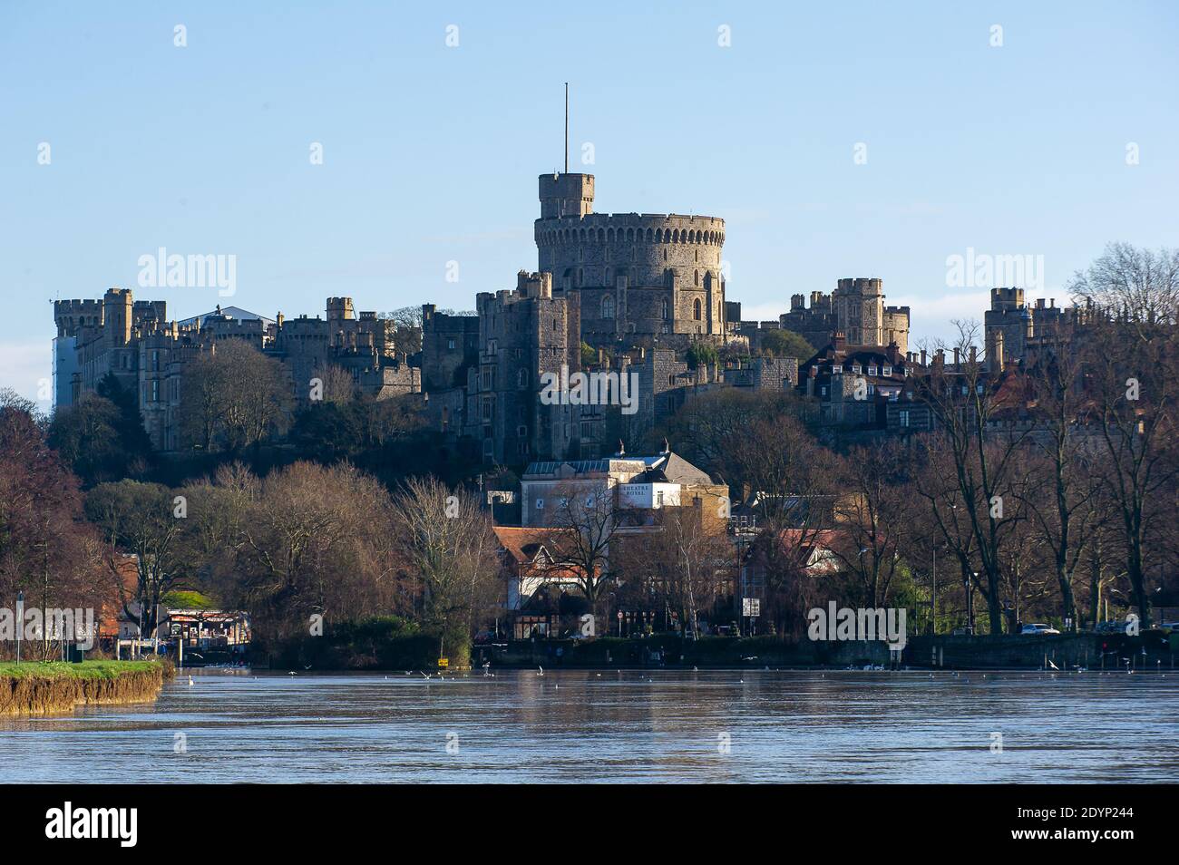 Windsor, Berkshire, Großbritannien. Dezember 2020. Hohe Flussebenen in der Themse fließen an Windsor Castle vorbei. An der Themse gibt es einen Hochwasseralarm für Windsor, Eton und Maidenhead. Der Wasserstand an der Themse ist infolge der starken Regenfälle flussaufwärts gestiegen. Daher ist damit zu rechnen, dass sich die Überschwemmungen von Straßen, Wegen und Ackerland auch heute fortsetzen werden. Der Jubilee River ist derzeit aufgrund von Wartungsarbeiten nicht voll in Betrieb, wird aber im Fall eines weiteren Anstiegs betrieben. Quelle: Maureen McLean/Alamy Live News Stockfoto