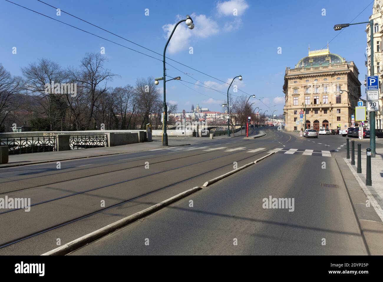 Pohlled z Masarykového nábřeží přes Národní divadlo na Hradčany. Stockfoto