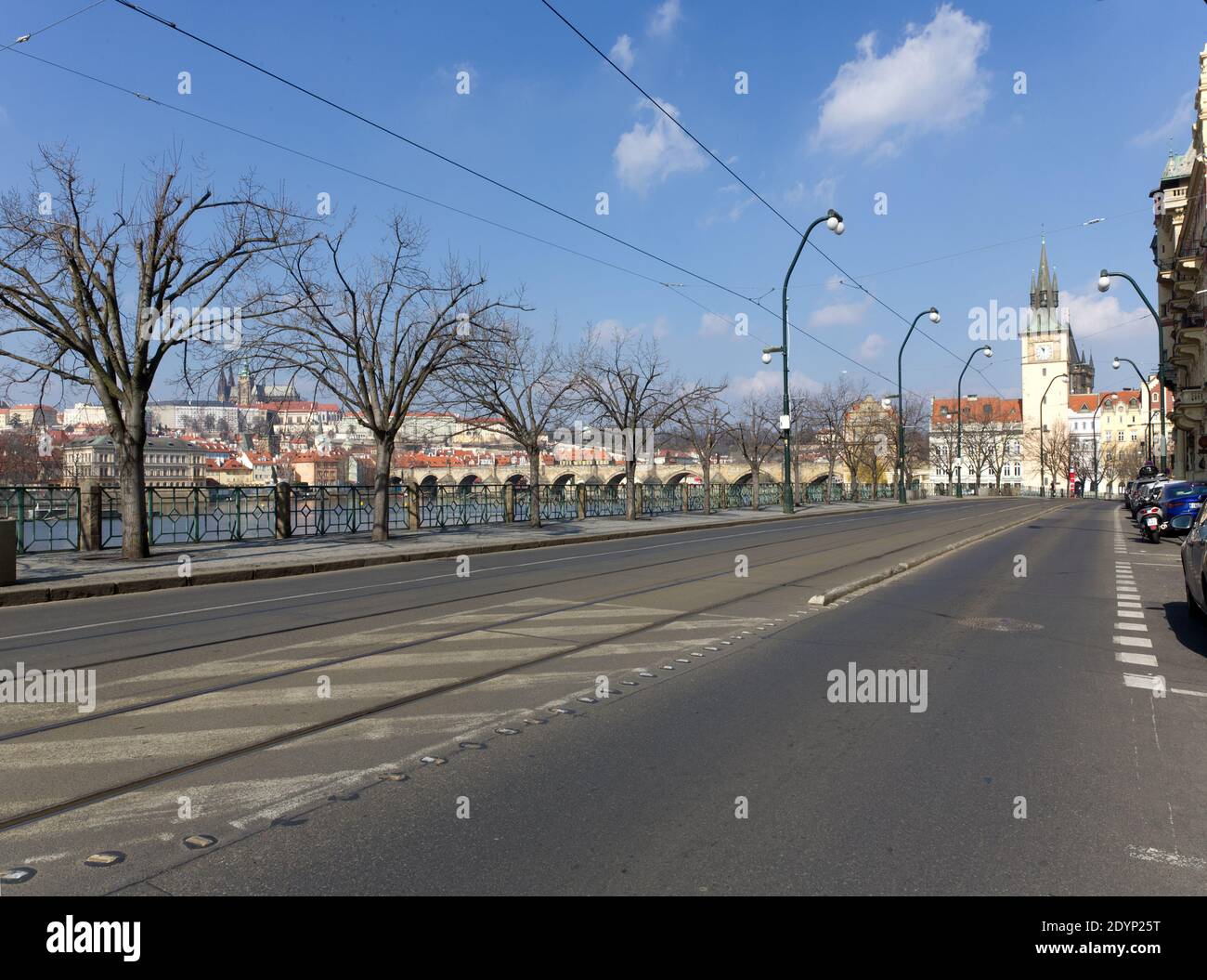 Smetanovo nábřeží s pohledem na Novotného lávku , Karlův most a Hradčany bez lidí při stavu nouze , Stockfoto