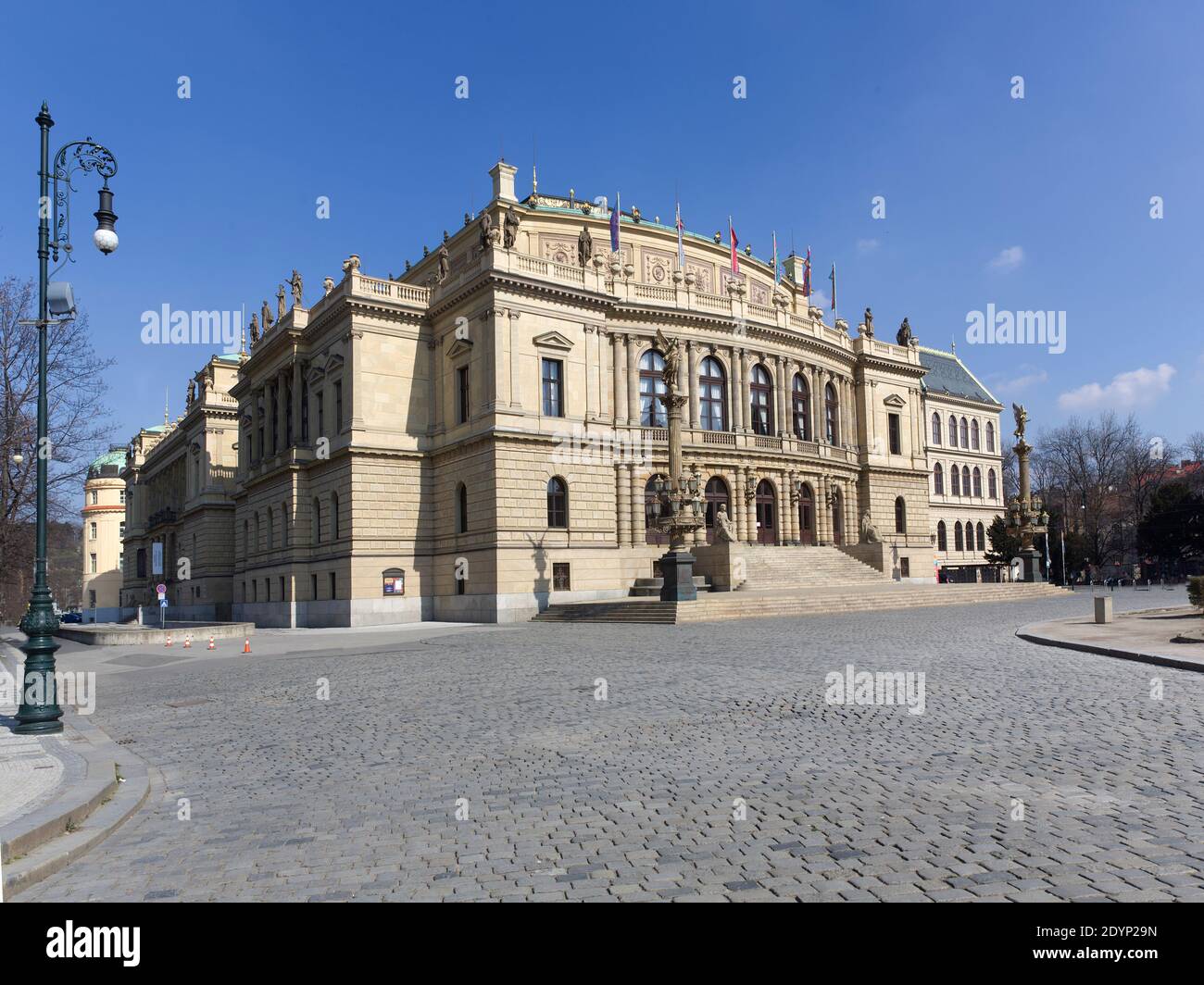 Rudolfinum na prázdném náměstí Jana Palacha při nouzovém stavu V Praze Stockfoto