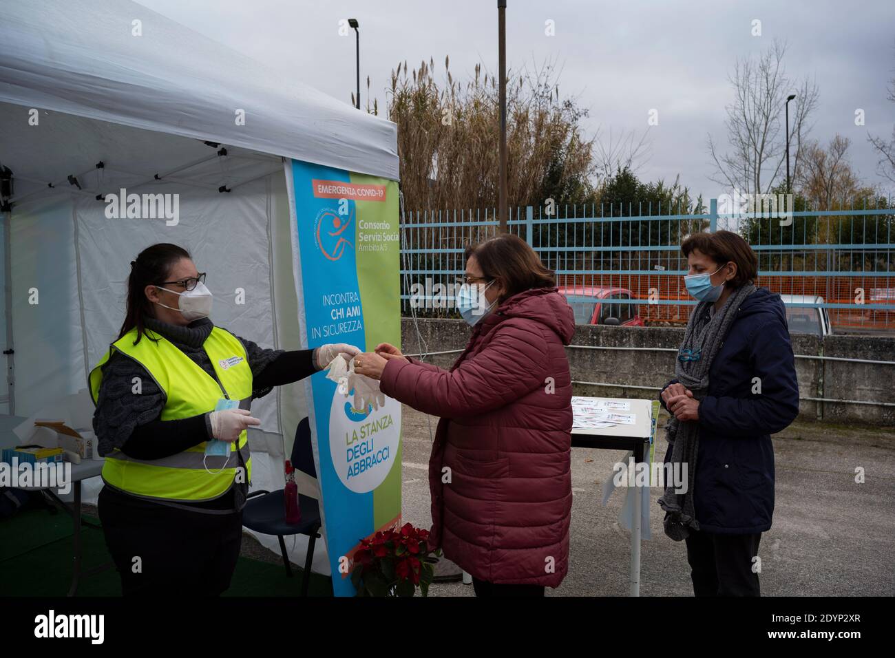 Parolise, Italien. Dezember 2020. Seit Beginn des Notfalls in Covid gab es in Kampanien nie ein "Zimmer der Kugen", das erste wurde in der Villa Paradiso di Parolise, in einer kleinen Stadt in der Avellino-Gegend, gegründet. Die Angehörigen der Gäste des Hotelhauses konnten schließlich ihre Lieben nach Vereinbarung treffen und anfassen. (Foto von Vincenzo Noletto/Pacific Press/Sipa USA) Quelle: SIPA USA/Alamy Live News Stockfoto