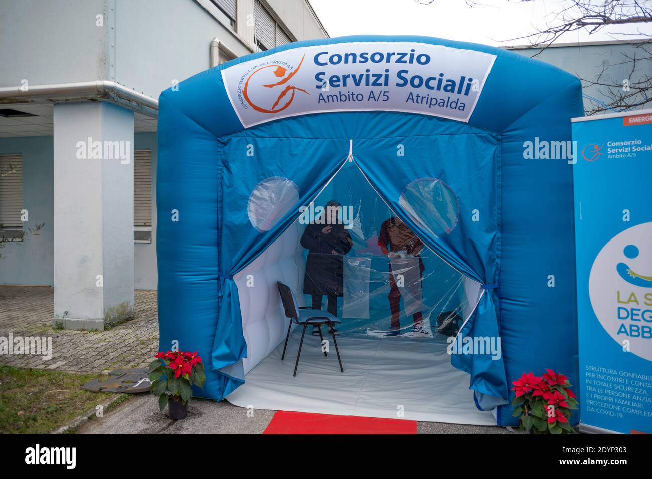 Parolise, Italien. Dezember 2020. Seit Beginn des Notfalls in Covid gab es in Kampanien nie ein "Zimmer der Kugen", das erste wurde in der Villa Paradiso di Parolise, in einer kleinen Stadt in der Avellino-Gegend, gegründet. Die Angehörigen der Gäste des Hotelhauses konnten schließlich ihre Lieben nach Vereinbarung treffen und anfassen. (Foto von Vincenzo Noletto/Pacific Press/Sipa USA) Quelle: SIPA USA/Alamy Live News Stockfoto