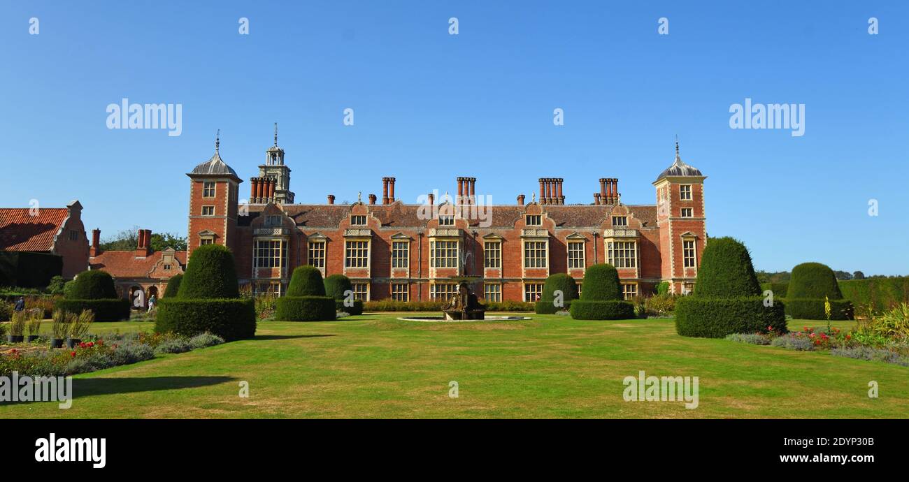 Blickling Hall Norfolk an einem sonnigen Tageshaus und Garten. Stockfoto