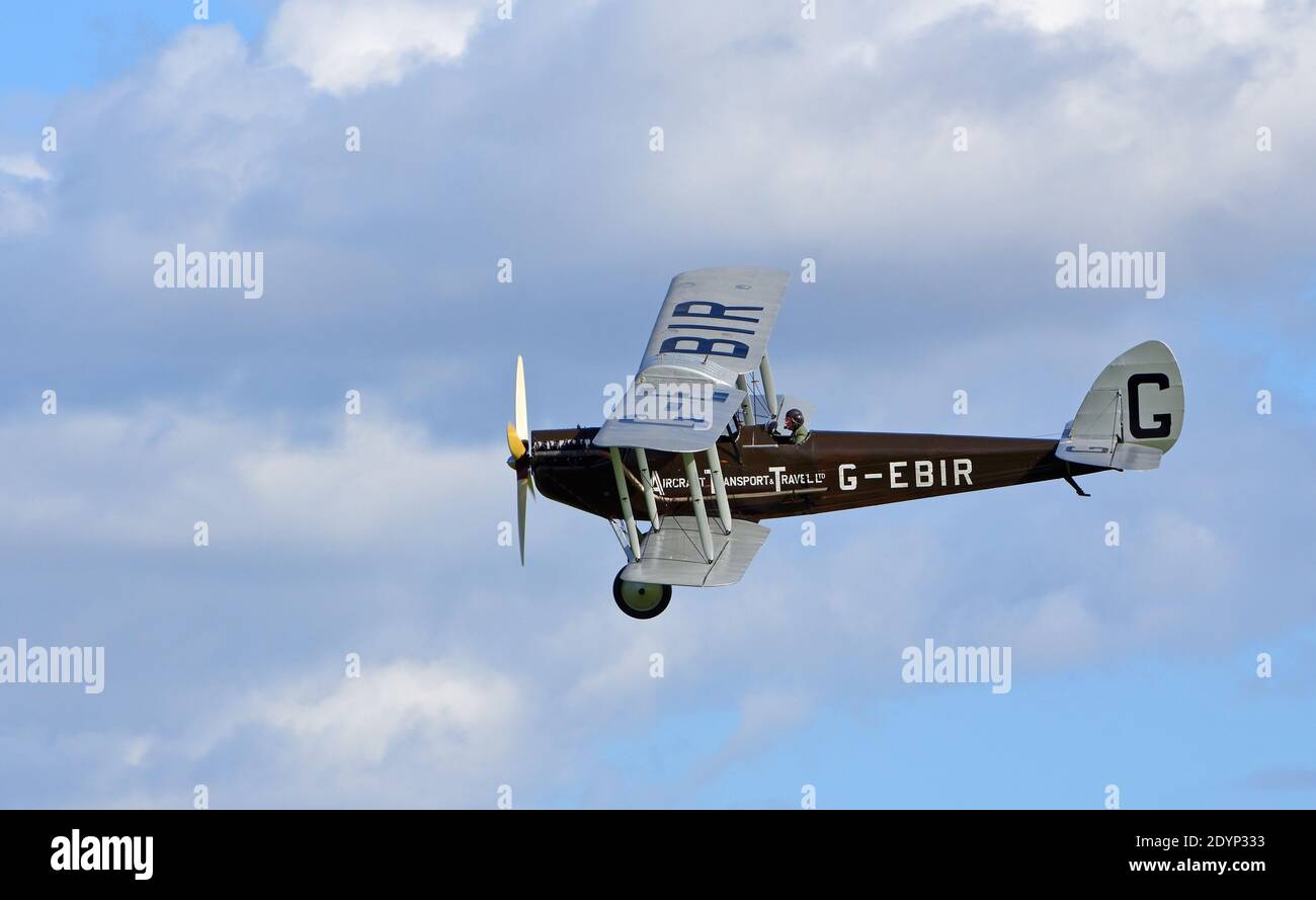 Vintage De Havilland DH51 'miss Kenya' Doppeldecker im Flug. Stockfoto