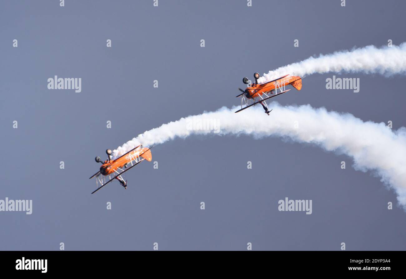 Aerosuperbatics Flügel Walking Display Team zwei Flugzeuge im Flug. Stockfoto