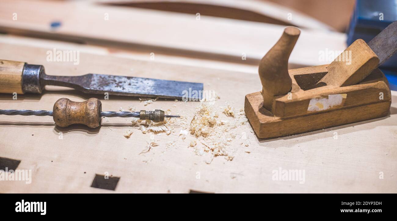 Nahaufnahme der Ebene zum Glätten von Holz, Werkstatt Stockfoto