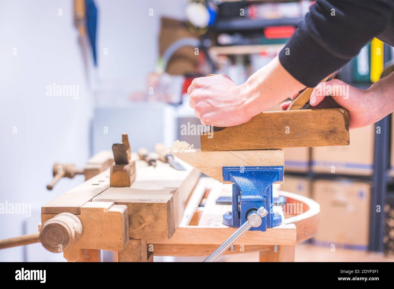 Nahaufnahme der Ebene zum Glätten von Holz, Werkstatt Stockfoto